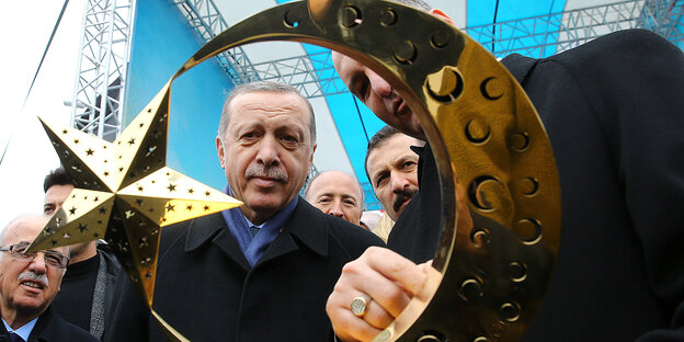 Erdogan begutacthtet ein vergoldetes Halbmond-mit-Stern-Objekt Erdogan begutacthtet ein vergoldetes Halbmond-mit-Stern-Objekt