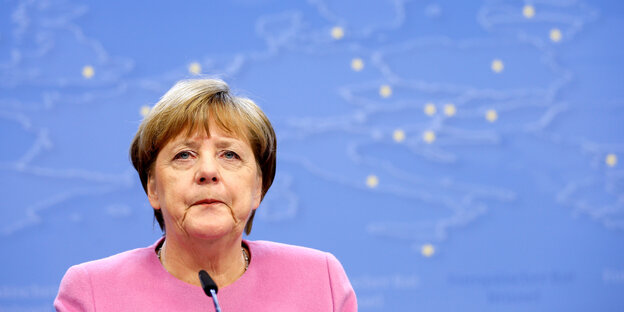 Angela Merkel steht vor einer Europakarte Angela Merkel steht vor einer Europakarte