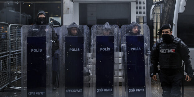 Polizisten stehen hinter mannshohen Schutzschilden vor dem niederländischen Konsulat in Istanbul Polizisten stehen hinter mannshohen Schutzschilden vor dem niederländischen Konsulat in Istanbul