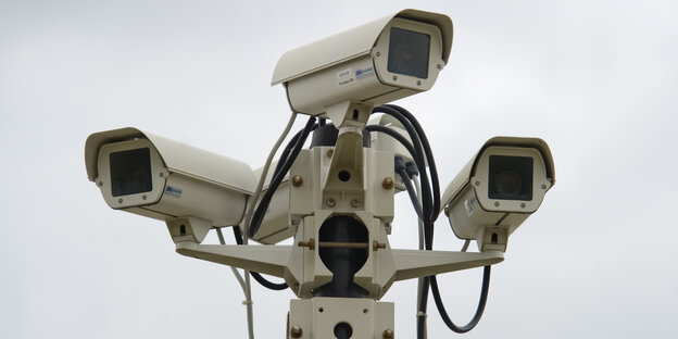 Mast mit vier Videokameras Mast mit vier Videokameras