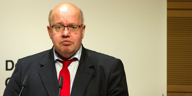 Ein Mann guckt ernst Ein Mann guckt ernst