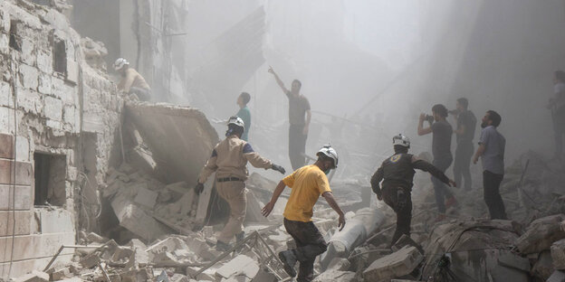 Helfer in den Trümmern von Aleppo Helfer in den Trümmern von Aleppo