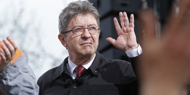 Kandidat Jean-Luc Mélenchon hebt die Hand Kandidat Jean-Luc Mélenchon hebt die Hand