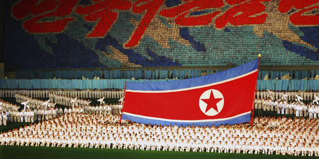 Massenchoreografie mit nordkoreanischer Fahne Massenchoreografie mit nordkoreanischer Fahne