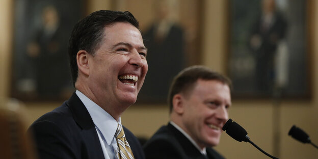 James Comey lacht schallend ins Mikrofon James Comey lacht schallend ins Mikrofon