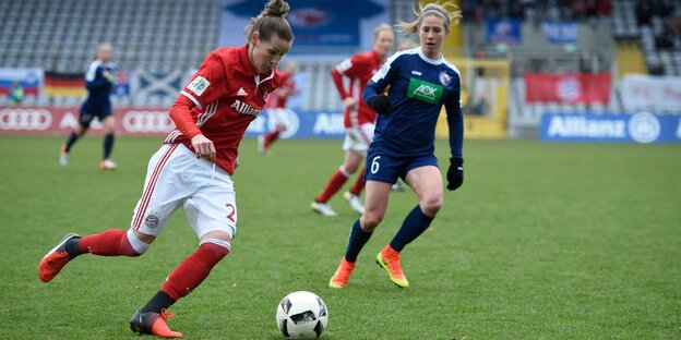 Frauen spielen Fußball Frauen spielen Fußball