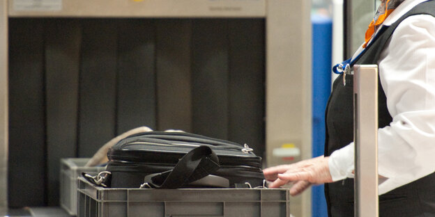 Handgepäckskontrolle an einem Flughafen Handgepäckskontrolle an einem Flughafen
