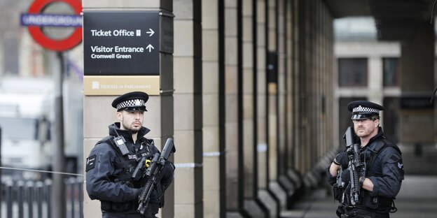 Zwei Polizeibeamte sichern das Areal vor einem U-Bahnhof in Westminster Zwei Polizeibeamte sichern das Areal vor einem U-Bahnhof in Westminster