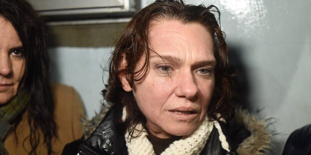 Asli Erdogan sieht müde aus und spricht in ein Mikrofon Asli Erdogan sieht müde aus und spricht in ein Mikrofon
