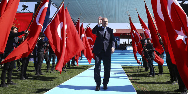 Erdoğan läuft salutierend durch Spalier mit Flaggen Erdoğan läuft salutierend durch Spalier mit Flaggen