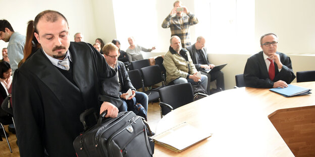 Klägeranwalt Tuncay Karaman (links) und Ditib-Anwalt Mehmet Günet (rechts) warten auf den Beginn der Verhandlung Klägeranwalt Tuncay Karaman (links) und Ditib-Anwalt Mehmet Günet (rechts) warten auf den Beginn der Verhandlung
