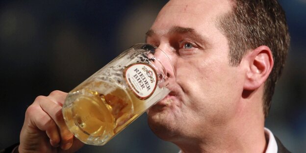 Heinz-Christian Strache trinkt aus einem Bierkrug Heinz-Christian Strache trinkt aus einem Bierkrug