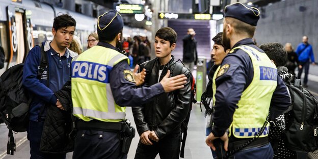 Menschen auf einem Bahnhof Menschen auf einem Bahnhof