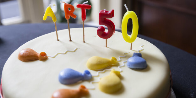 Eine Torte mit dem Schriftzug Artikel 50 Eine Torte mit dem Schriftzug Artikel 50