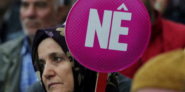Eine HDP-Unterstützerin hält ein Plakat mit der Aufschrift "Nein" auf kurdisch Eine HDP-Unterstützerin hält ein Plakat mit der Aufschrift "Nein" auf kurdisch