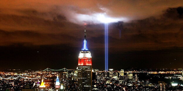 Lichtstrahlen zeigen am fünften Jahrestag von 9/11 in den Himmel über Manhattan Lichtstrahlen zeigen am fünften Jahrestag von 9/11 in den Himmel über Manhattan