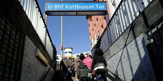 Menschen gehen die Treppe vom U-Bahnhof Kottbusser Tor hoch Menschen gehen die Treppe vom U-Bahnhof Kottbusser Tor hoch