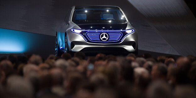 Ein Mercedes auf der Tribüne der Daimler-Versammlung Ein Mercedes auf der Tribüne der Daimler-Versammlung