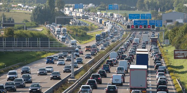 Stockender Verkehr auf beiden Seiten einer Autobahn Stockender Verkehr auf beiden Seiten einer Autobahn