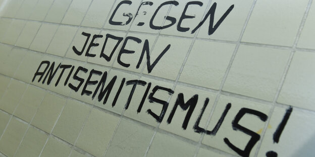 An einer Wand steht: "Gegen jeden Antisemitismus" An einer Wand steht: "Gegen jeden Antisemitismus"