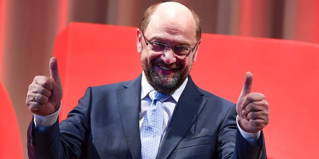 SPD-Kanzlerkandidat Martin Schulz hält seine Daumen hoch und lacht SPD-Kanzlerkandidat Martin Schulz hält seine Daumen hoch und lacht