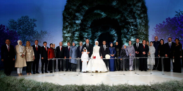 Familienfoto bei einer Hochzeit