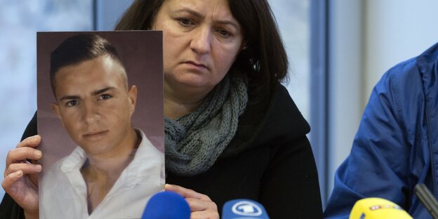 Burak Bektas Mutter mit einem Bild ihres Sohnes Burak Bektas Mutter mit einem Bild ihres Sohnes