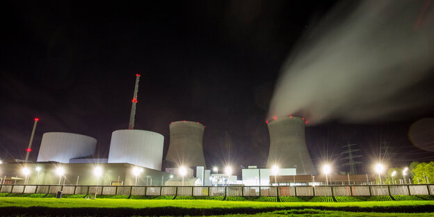 Ein beleuchtetes Atomkraftwerk bei Nacht Ein beleuchtetes Atomkraftwerk bei Nacht