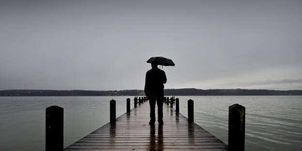 Mann auf Steg, Regen Mann auf Steg, Regen