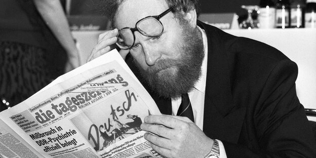 Wolfgang Thierse liest die taz - das Foto ist schwarz-weiß Wolfgang Thierse liest die taz - das Foto ist schwarz-weiß