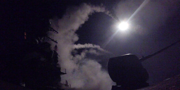 Bei steigt eine Rakete auf, sie leuchtet und zieht einen Rauchschweif nach sich Bei steigt eine Rakete auf, sie leuchtet und zieht einen Rauchschweif nach sich