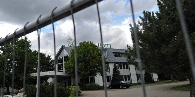Vor dem ehemaligen Spreehotel in Bautzen steht ein Bauzaun Vor dem ehemaligen Spreehotel in Bautzen steht ein Bauzaun