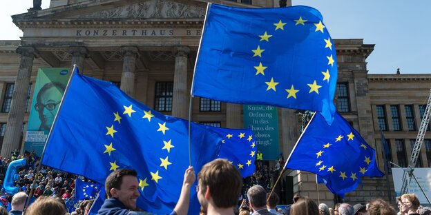 Menschen mit Europa-Flaggen drängen sich bei strahlendem Sonnenschein auf dem Gendarmenmarkt in Berlin Menschen mit Europa-Flaggen drängen sich bei strahlendem Sonnenschein auf dem Gendarmenmarkt in Berlin