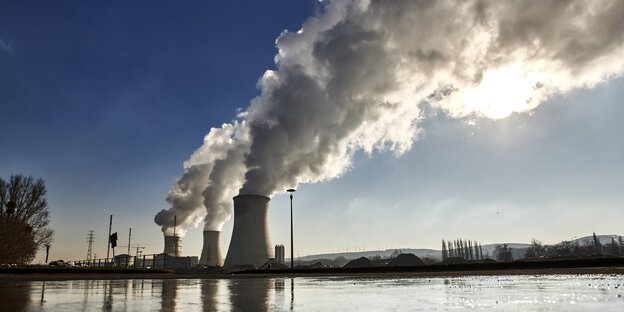 Das belgische Atomkraftwerk Tihange, vom Fluß Meuse aus fotografiert. Viel Rauch steigt in den Himmel Das belgische Atomkraftwerk Tihange, vom Fluß Meuse aus fotografiert. Viel Rauch steigt in den Himmel