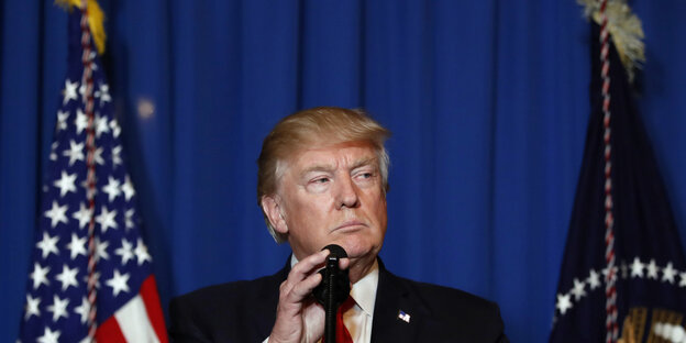 Trump vor einem Mikrofon Trump vor einem Mikrofon