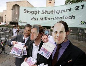 Männer mit Masken und falschen Geldscheinen auf einer Demonstration Männer mit Masken und falschen Geldscheinen auf einer Demonstration