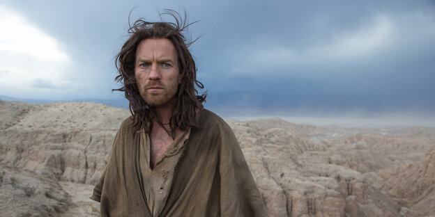 Ewan McGregor steht in Lumpen gekleidet in der Wüste Ewan McGregor steht in Lumpen gekleidet in der Wüste