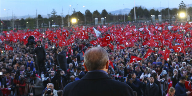 Erdogan mit dem Rücken zur Kamera, vor ihm eine Menschenmasse Erdogan mit dem Rücken zur Kamera, vor ihm eine Menschenmasse