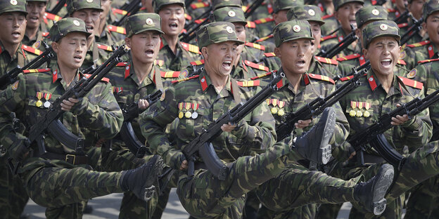 Marschierende Soldaten Marschierende Soldaten