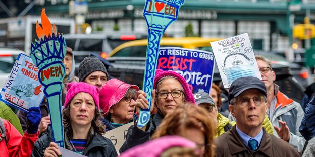 Aktivisten demonstrieren in New York gegen Trumps Umweltpolitik Aktivisten demonstrieren in New York gegen Trumps Umweltpolitik