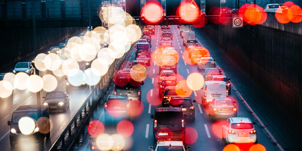 Viele Autos im Stau auf einer Autobahn Viele Autos im Stau auf einer Autobahn