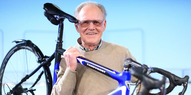 Ein Mann, Täve Schur, mit Fahrrad Ein Mann, Täve Schur, mit Fahrrad