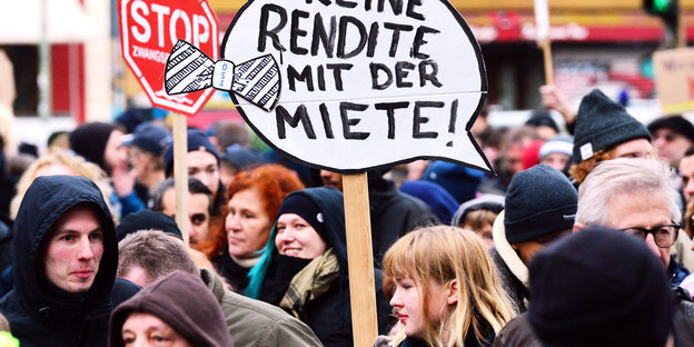 Menschen demonstrieren gegen steigende Mieten. Auf einem Schild steht "Keine Rendite mit der Miete". Menschen demonstrieren gegen steigende Mieten. Auf einem Schild steht "Keine Rendite mit der Miete".