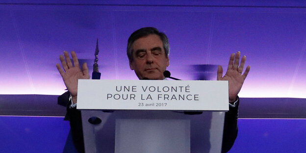 François Fillon steht an einem Pult François Fillon steht an einem Pult