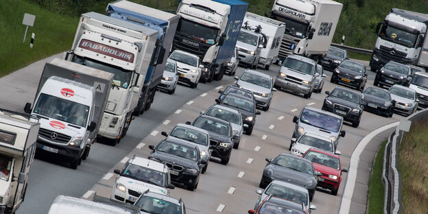 Viele Autos auf einer dreispurigen Straße Viele Autos auf einer dreispurigen Straße
