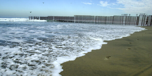 Ein Grenzzaun im Meer Ein Grenzzaun im Meer