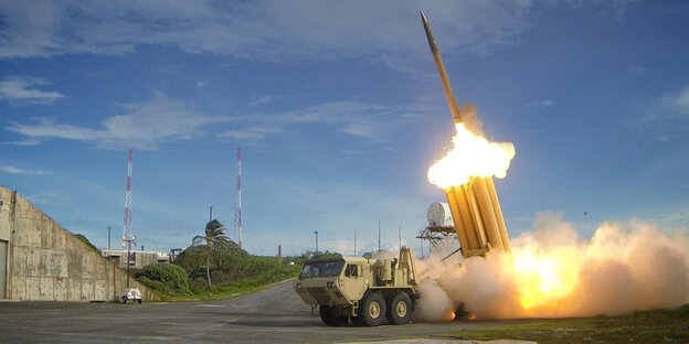 Abschuss einer Rakete des Abewehrsystems THAAD