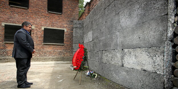 Sigmar Gabriel vor einer Wand im KZ Auschwitz Sigmar Gabriel vor einer Wand im KZ Auschwitz