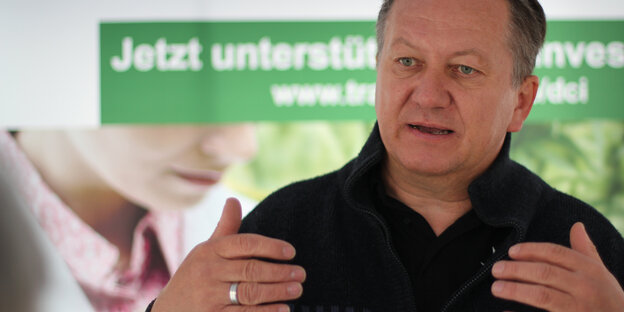 Ein Mann erklärt etwas und gestikuliert dabei. Ein Mann erklärt etwas und gestikuliert dabei.