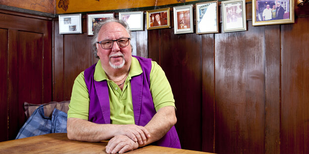 Helmut Kress in sener Weinstube Helmut Kress in sener Weinstube